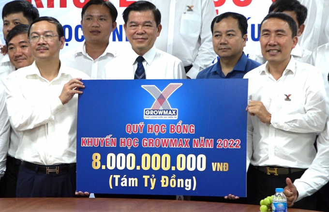 GrowMax Aquafeed Company Limited and Vietnam Agriculture News announced the establishment of the GrowMax Study Encouragement Fund worth VND8 billion for poor students in coastal provinces. Photo: Hong Thuy.