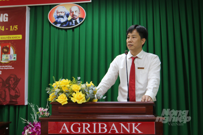 Ông Trương Hoàng Hải, Giám đốc Agribank Chi nhánh Cần Thơ II thông qua cơ cấu giải thưởng. Ảnh: Minh Khương.