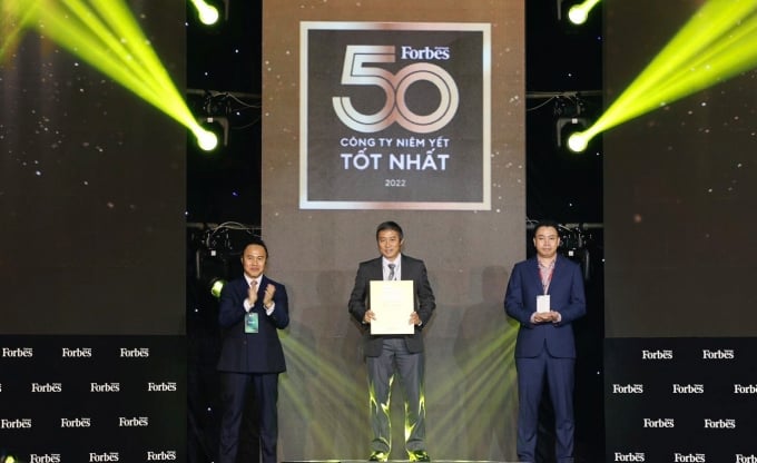 Đại diện PVFCCo nhận chứng nhận 'Top 50 công ty niêm yết tốt nhất' năm 2022.
