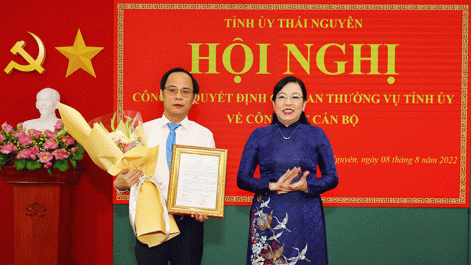 Bà Nguyễn Thanh Hải, Bí thư Tỉnh ủy Thái Nguyên, trao quyết định điều động cho ông Nguyễn Linh. Ảnh: Mạnh Hùng.
