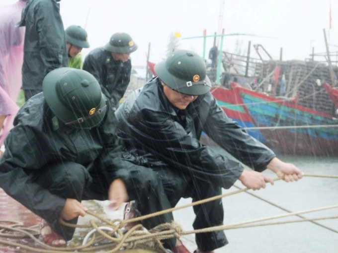 Lực lượng chức năng tỉnh Hà Tĩnh tiếp cận được tàu cá và 5 thuyền viên mất tích để lai dắt vào bờ. Ảnh: Thanh Nga.