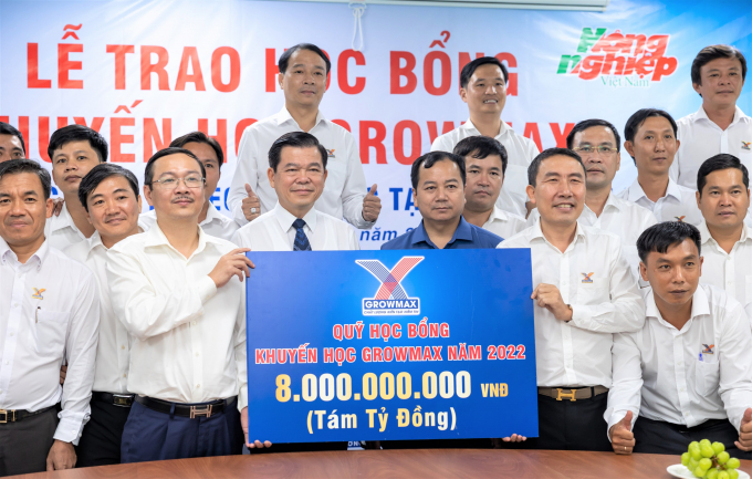 Công ty TNHH Thức ăn thủy sản GrowMax và Báo Nông nghiệp Việt Nam công bố thành lập Quỹ khuyến học GrowMax với số tiền 8 tỷ đồng dành cho học sinh nghèo các tỉnh ven biển.