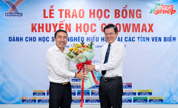 Ông Nguyễn Hồng Lĩnh, Bí thư Tỉnh ủy Đồng Nai, tặng hoa lưu niệm cho ông Mai Văn Hoàng, Tổng Giám đốc Công ty TNHH Thức ăn thủy sản GrowMax.