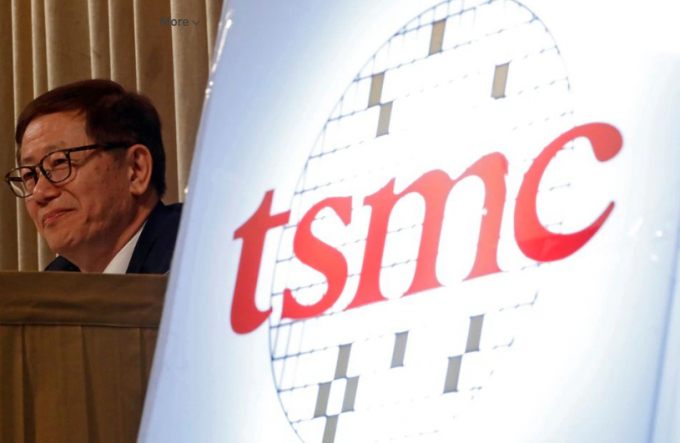 Chủ tịch kiêm Giám đốc điều hành tập đoàn sản xuất chất bán dẫn Đài Loan TSMC, ông Mark Liu bên logo công ty. Ảnh: Reuters