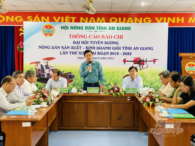 Ông Nguyễn Văn Nhiên, Chủ tịch Hội Nông dân tỉnh An Giang phát biểu tại buổi họp báo. Ảnh: Lê Hoàng Vũ.