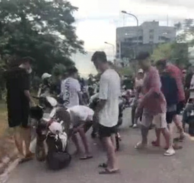 Công an phường Nguyễn Du đã triệu tập 6 học sinh đánh bạn và người giám hộ lên làm việc. Ảnh cắt từ clip.