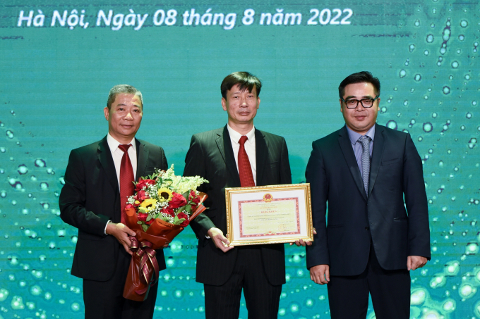 Công ty Cổ phần Bảo hiểm Ngân hàng nông nghiệp (Bảo hiểm Agribank/ABIC) nhận bằng khen của Bộ Tài chính. Ảnh: Tùng Đinh.