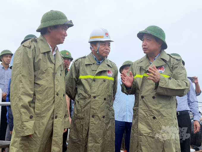 Thứ trưởng Bộ NN-PTNT Nguyễn Hoàng Hiệp (ở giữa) nghe báo cáo về công tác phòng chống mưa bão tại tỉnh Quảng Ninh. Ảnh: Cường Vũ