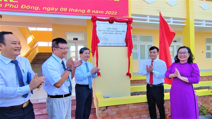 Đại diện Nutifood cùng các cấp chính quyền địa phương tại buổi khánh thành Trường Tiểu học Phong Điền