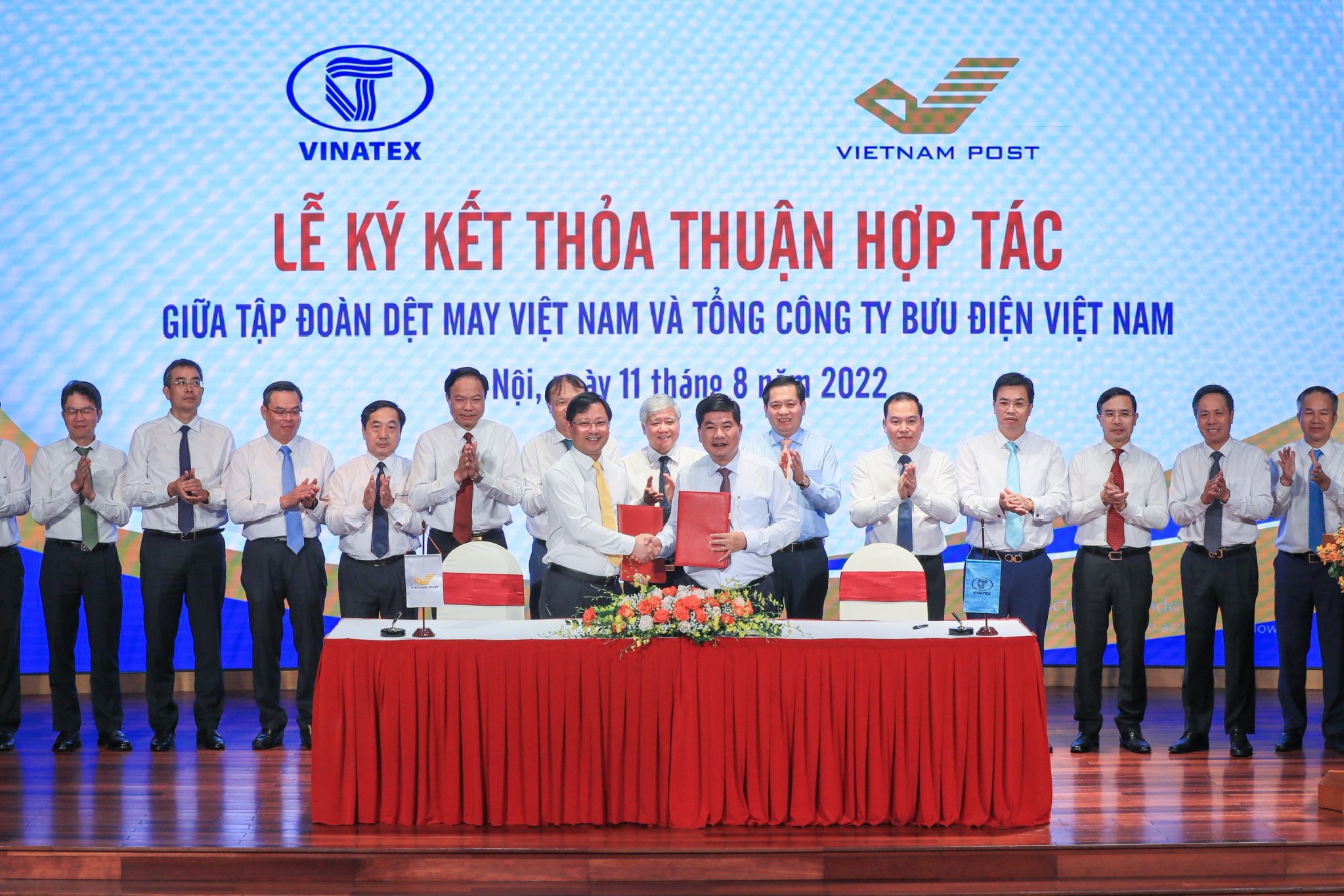 Ký kết thỏa thuận hợp tác giữa Tập đoàn Dệt may Việt Nam và Tổng Công ty Bưu điện Việt Nam.