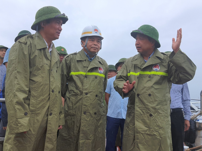 Thứ trưởng Bộ NN-PTNT Nguyễn Hoàng Hiệp (ở giữa) làm việc với tỉnh Quảng Ninh về công tác phòng chống bão số 2. Ảnh: Cường Vũ