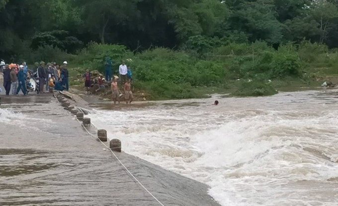 Lào Cai là vùng núi, có nhiều điểm đập tràn kết hợp với đường giao thông. Do đó, việc qua lại đập tràn vào thời điểm xảy ra mưa lũ hết sức nguy hiểm. Ảnh: T.L