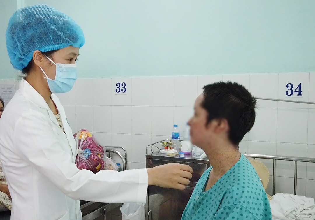 BS.CK2 Nguyễn Trúc Quỳnh, Khoa Lâm sàng 1 – Bệnh viện Da Liễu TP.HCM thăm khám cho bệnh nhân trước khi xuất viện. Ảnh: Bệnh viện cung cấp.