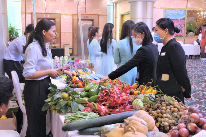 Các đại biểu tham quan gian hàng tại Hội thảo 'Xây dựng và Bảo hộ nhãn hiệu nhằm phát triển thương hiệu nông sản Việt Nam'. Ảnh: Phạm Hiếu.