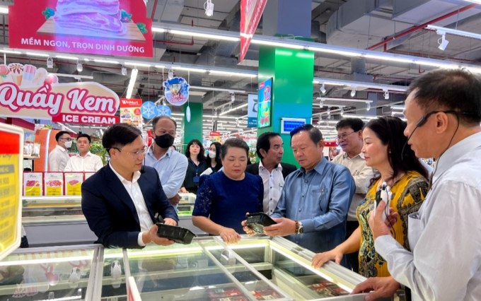Ông Phouvong Vongkhamsao - Phó Đô trưởng thủ đô Viêng Chăn được giới thiệu về sản phẩm thịt mát MeatDeli tại siêu thị WinMart Smart City.