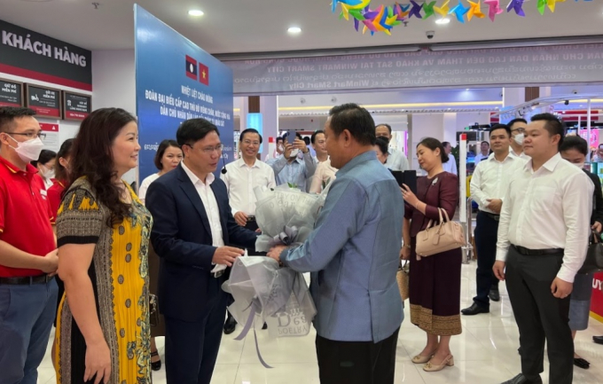 Ông Khúc Tiến Hà - Giám đốc miền cấp cao WinMart đón tiếp ông Phouvong Vongkhamsao - Phó Đô trưởng thủ đô Viêng Chăn.