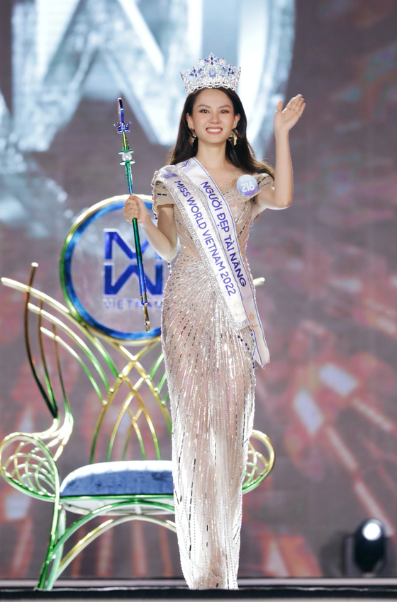 Giây phút đăng quang của Hoa hậu Thế giới Việt Nam 2022.