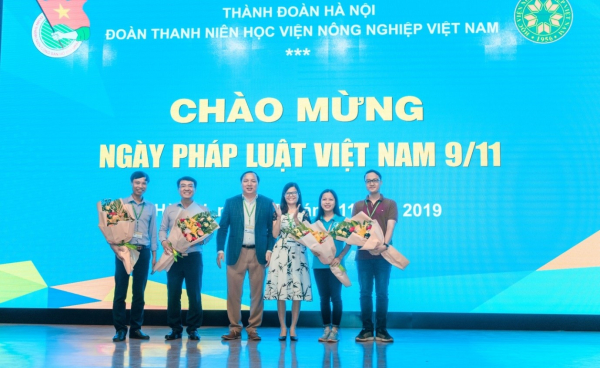 Meeting chào mừng Ngày pháp luật Việt Nam. Ảnh: HVNN.