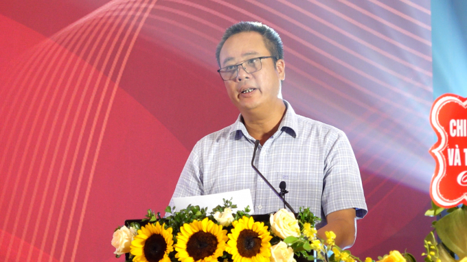 Mr. Nguyen Van Bach, Director of Amavac Veterinary Joint Stock Company, spoke to hundreds of partners, customers and breeders about the company's goals and direction.  Photo: Duy Hoc.