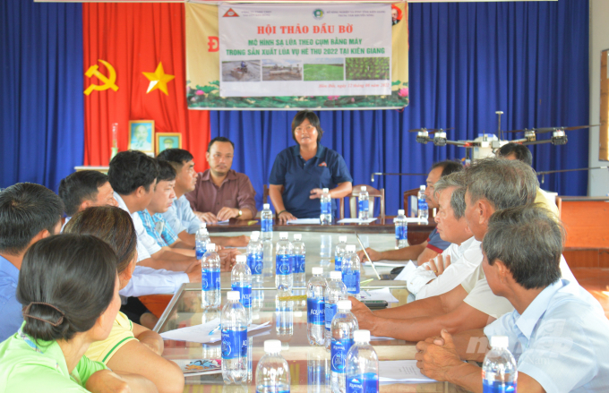 Bà Đào Thị Như Hè, Giám đốc Công ty TNHH Thương mại - Dịch vụ Sài Gòn Kim Hồng chia sẻ với nông dân về kỹ thuật vận hành máy sạ lúa theo cụm và những lưu ý chăm sóc ruộng lúa sau sạ để đạt hiệu quả cao. Ảnh: Trung Chánh.