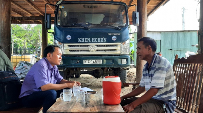 Ông R'ô Khen (bìa phải) là tấm gương điển hình vươn lên làm giàu ở vùng vùng đất khó khăn. Ảnh. T.A.