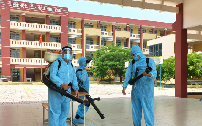 Đội ngũ trung tâm y tế dự phòng đang tác nghiệp tại một trường tiểu học.