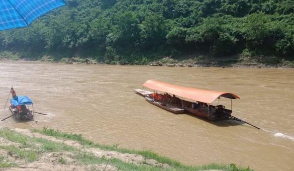 Việc tìm kiếm các nạn nhân trong vụ lật thuyền trên sông Chảy gặp nhiều khó khăn do nước chảy xiết. Ảnh: H.P.
