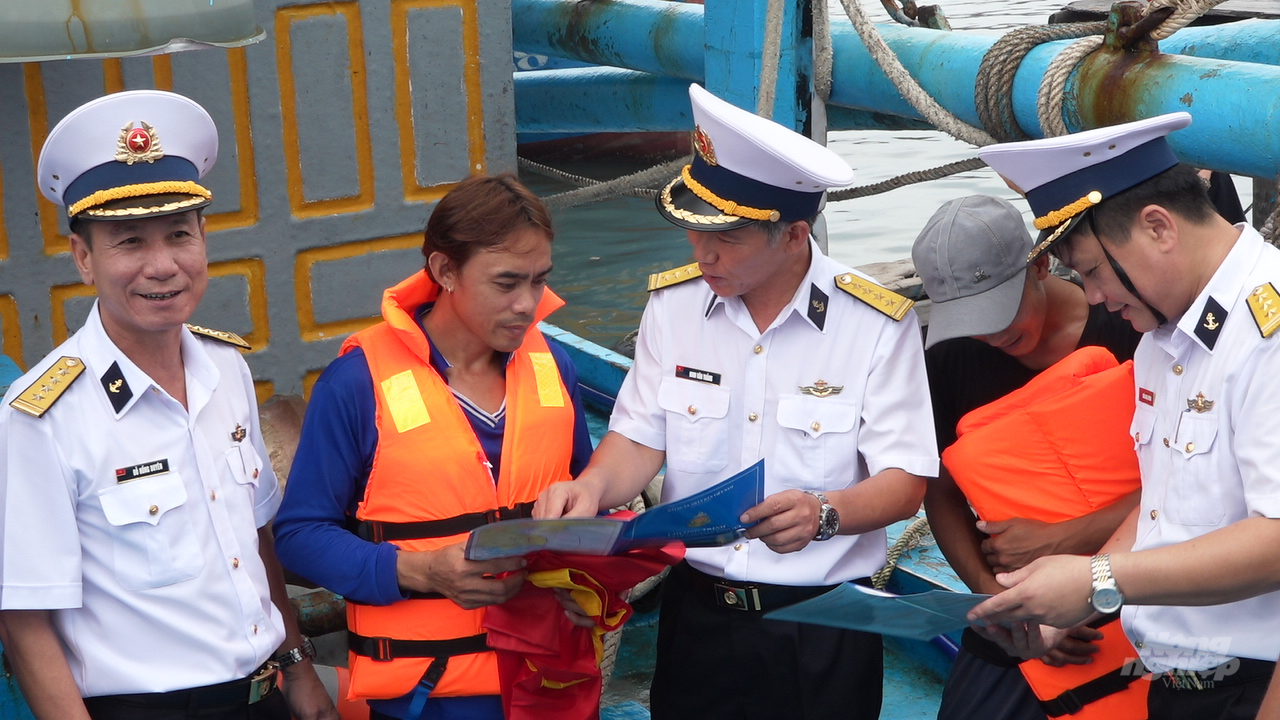 Bộ Tư lệnh Vùng 2 Hải quân tuyên truyền cho ngư dân về chống khai thác hải sản bất hợp pháp, không báo cáo và không theo quy định. Ảnh: Minh Sáng.