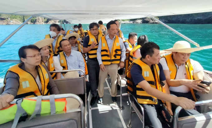 Đoàn công tác Bộ NN-PTNT thị sát trên vịnh Nha Trang về thực hiện bảo tồn biển. Ảnh: KS.