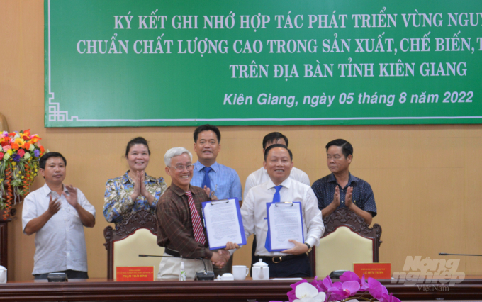 Mr. Le Huu Toan (front row, on the right), Deputy Director of Kien Giang Department of Agriculture and Rural Development and Mr. Pham Thai Binh, General Director of Trung An Hi-tech Agriculture Joint Stock Company shaking hands on the commitment to develop the rice material area rice in the Long Xuyen Quadrangle. Photo: Trung Chanh.