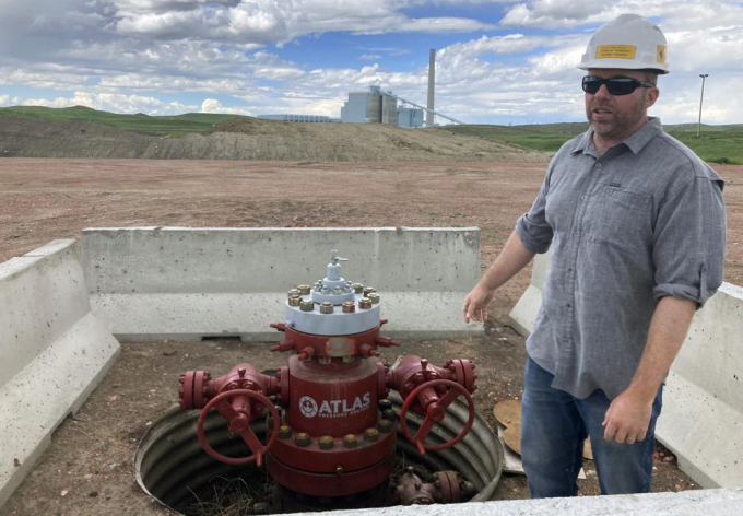 Fred McLaughlin, director of the Center for Economic Geology Research at the University of Wyoming, stands near one of two wells drilled near the Dry Fork Station coal-fired power plant outside Gillette, Wyo., on June 14, 2022. McLaughlin and other researchers are studying whether formations as deep as 10,000 feet can be used to store the power plant’s carbon dioxide emissions. Photo: AP