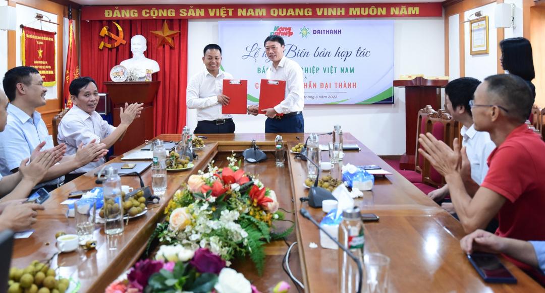 Deputy Editor-in-Chief of the Vietnam Agriculture Newspaper Le Trong Dam (right) and General Director of Dai Thanh JSC Nguyen Duc Truong signed the cooperation agreement. Photo: Tung Dinh.