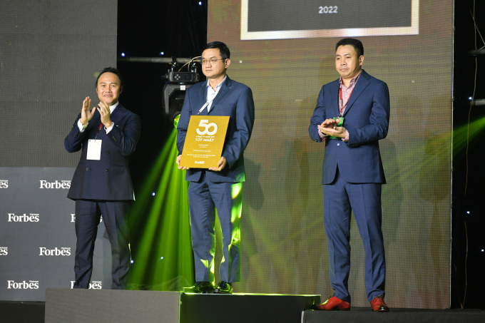 Ông Nguyễn Quang Trí, Giám đốc Điều hành Marketing của Vinamilk đại diện nhận giải thưởng Top 50 công ty niêm yết tốt nhất Việt Nam 2021 từ Forbes Việt Nam.