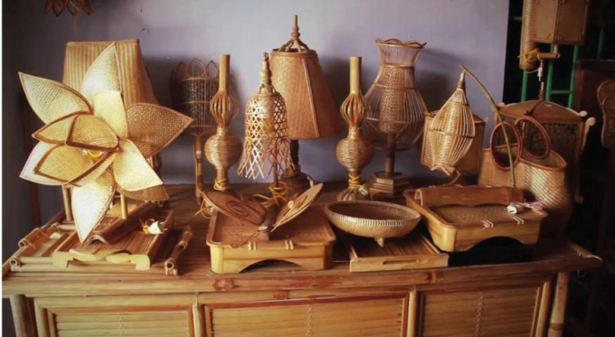 Apart from being raw materials for many industries, Vietnamese bamboo can also be made into unique handicraft products.