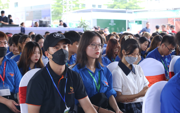 Các bạn sinh viên Học viện Nông nghiệp Việt Nam lắng nghe chia sẻ của Thủ tướng Phạm Minh Chính. Ảnh: Minh Phúc.
