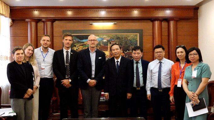 Deputy Minister of Agriculture and Rural Development Phung Duc Tien and representatives from the Ministry of Agriculture and Rural Development taking a commemorative photo with the delegation from the Ministry of Food, Agriculture and Fisheries of Denmark.