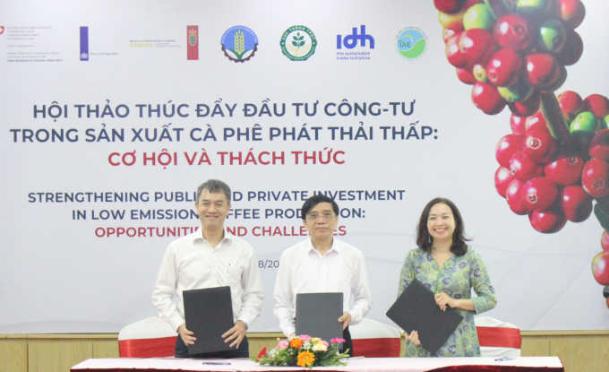 The representatives of the Department of Crop Production, IDH and GCP signing a memorandum of understanding on low emission coffee production. Photo: Trung Quan.