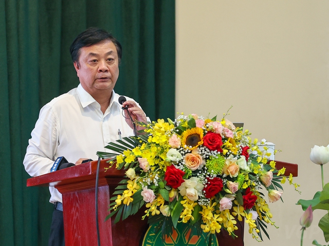 Bộ trưởng Lê Minh Hoan chia sẻ với các lãnh đạo chủ chốt Học viện Nông nghiệp Việt Nam vào sáng 17/8. Ảnh: Nhật Bắc.