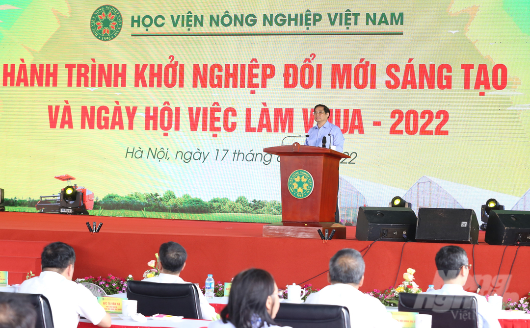 Thủ tướng Phạm Minh Chính phát biểu tại lễ khai mạc Hành trình khởi nghiệp đổi mới sáng tạo và ngày hội việc làm VNUA - 2022 do Học viện Nông nghiệp Việt Nam tổ chức. Ảnh: Minh Phúc.