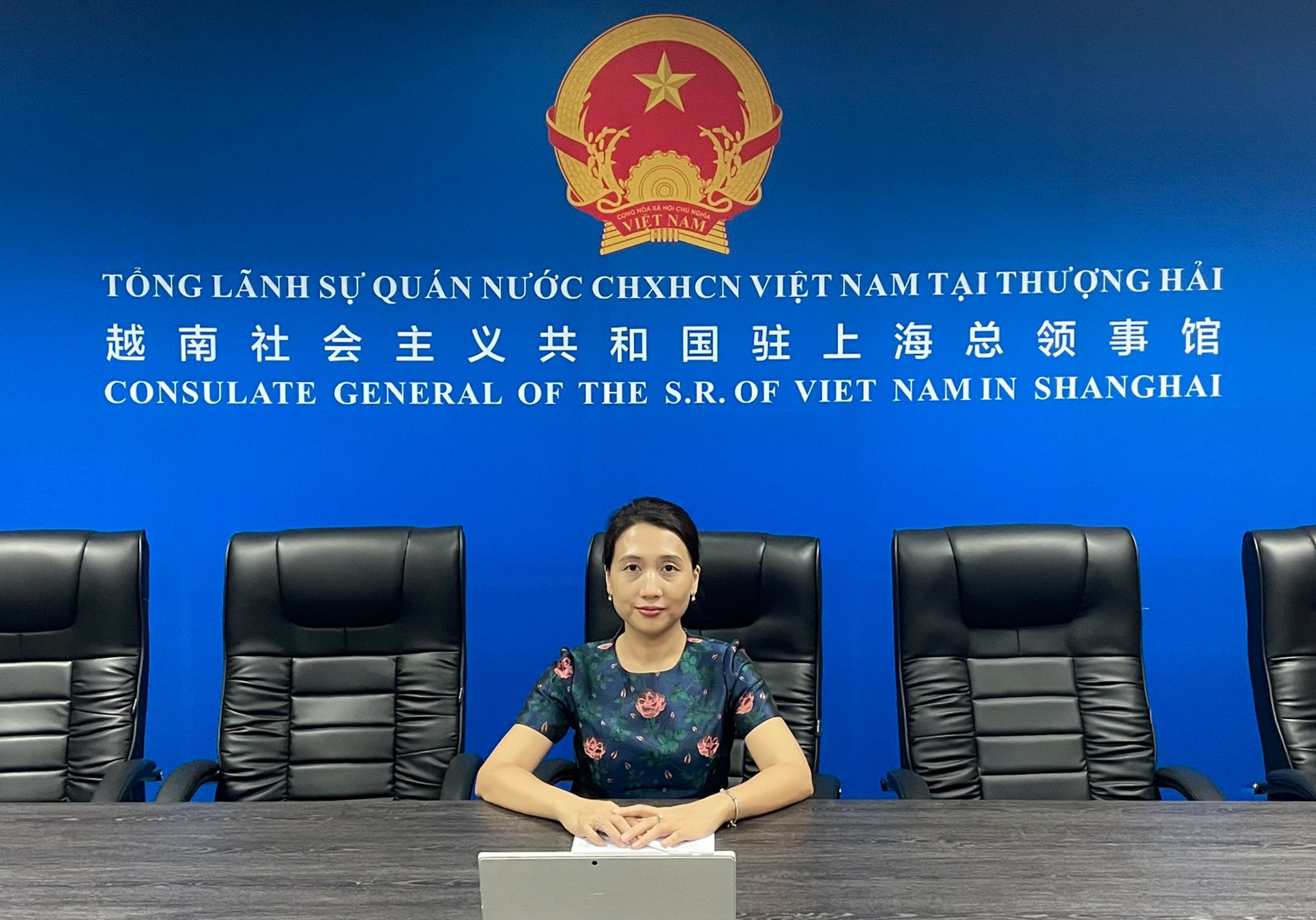 Bà Trần Hà Trang, Lãnh sự thương mại Tổng Lãnh sự quán Việt Nam tại Thượng Hải tham dự hội nghị bằng hình thức trực tuyến. Ảnh: TLSQ Việt Nam tại Thượng Hải.