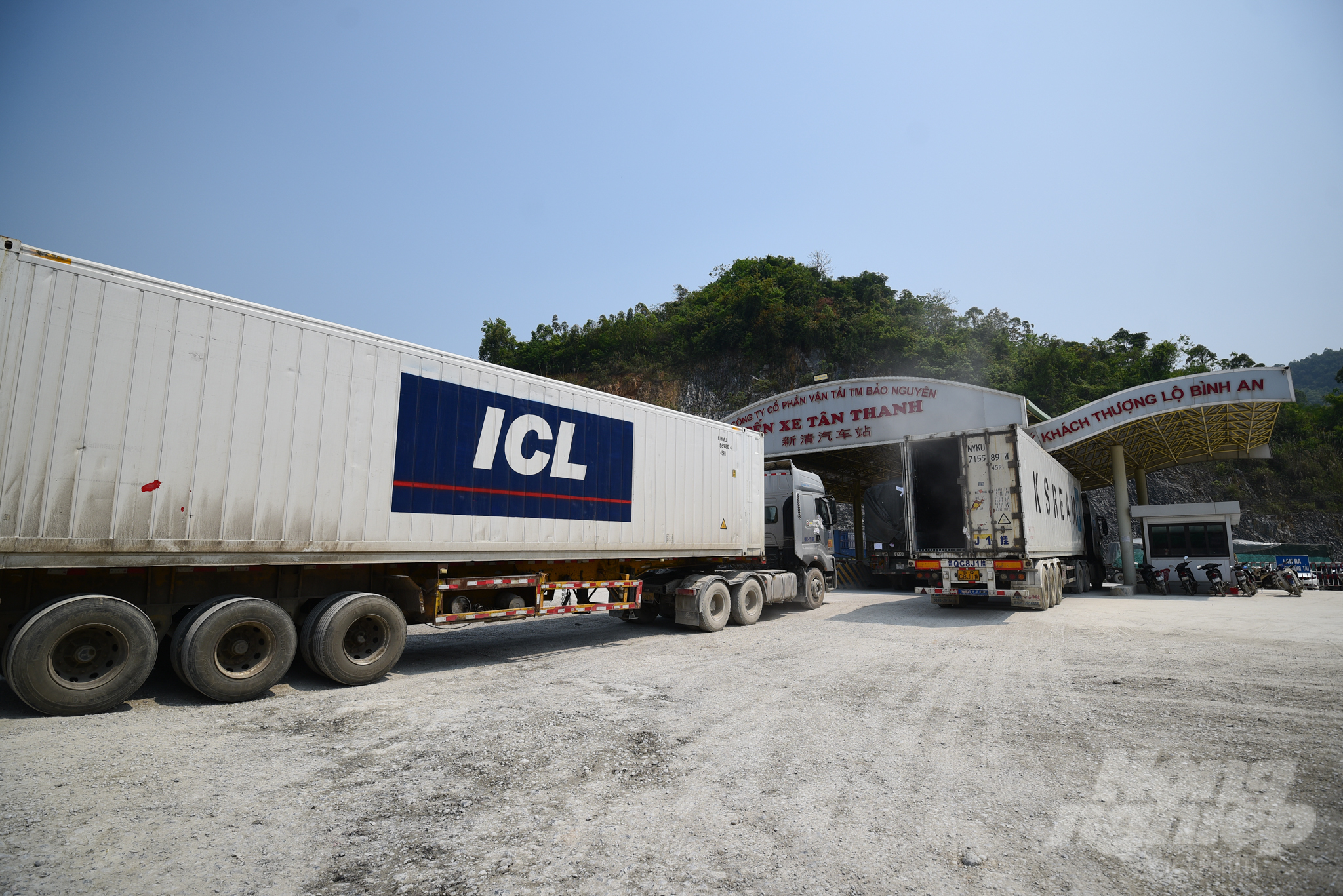 Container xuất khẩu hàng hóa sang Trung Quốc rời Bến xe Tân Thanh, Lạng Sơn. Ảnh: Văn Việt.