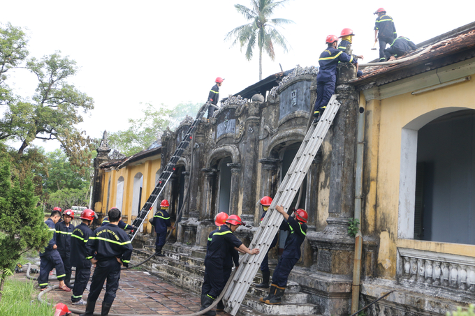 Lực lượng chức năng nỗ lực chữa cháy. Ảnh: NM.