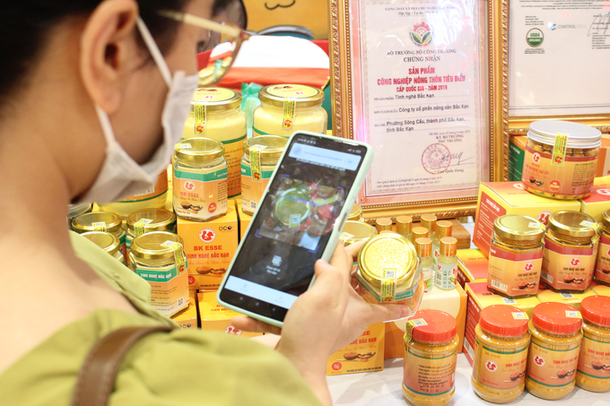 The highlight of the market was the first live stream sale of agricultural products and specialties via TikTok and social networking platforms.  Photo: TL.