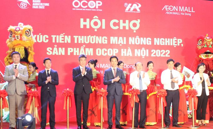 Các đại biểu cắt băng khai mạc 'Hội chợ xúc tiến thương mại nông nghiệp, sản phẩm OCOP thành phố Hà Nội 2022'. Ảnh: Trung Quân.