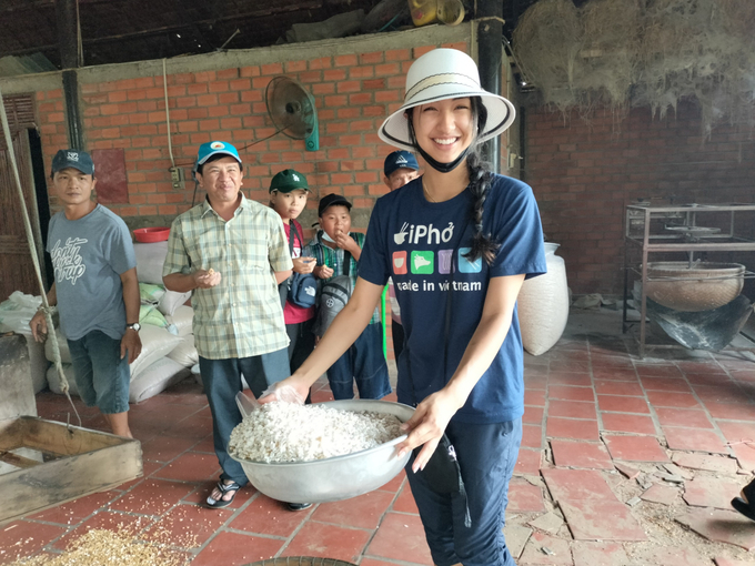 Trẻ em thích thú xem sản xuất lúa xanh truyền thống.  Ảnh: Minh Đạm.