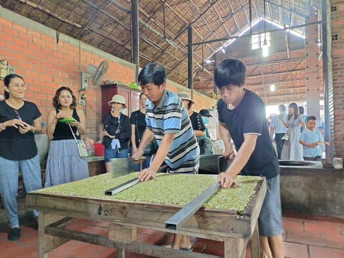 In the immediate future, Vinh Long province will strengthen the promotion of traditional products in combination with rural tourism. Photo: Minh Dam.