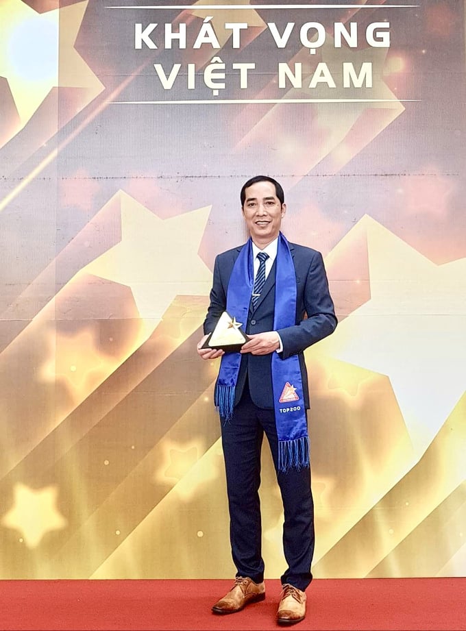 Ông Nguyễn Hồng Phong, Tổng Giám đốc Công ty TNHH SX&TM Hoàng Long Vina trong một lần nhận giải thưởng Sao Vàng đất Việt năm 2018.