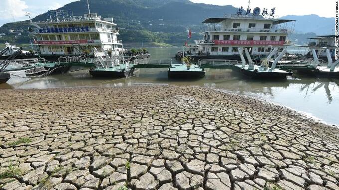 Một đoạn sông Dương Tử ở Vân Dương, Trùng Khánh bị cạn trơ đáy hôm 16/8/2022. Ảnh: CNN