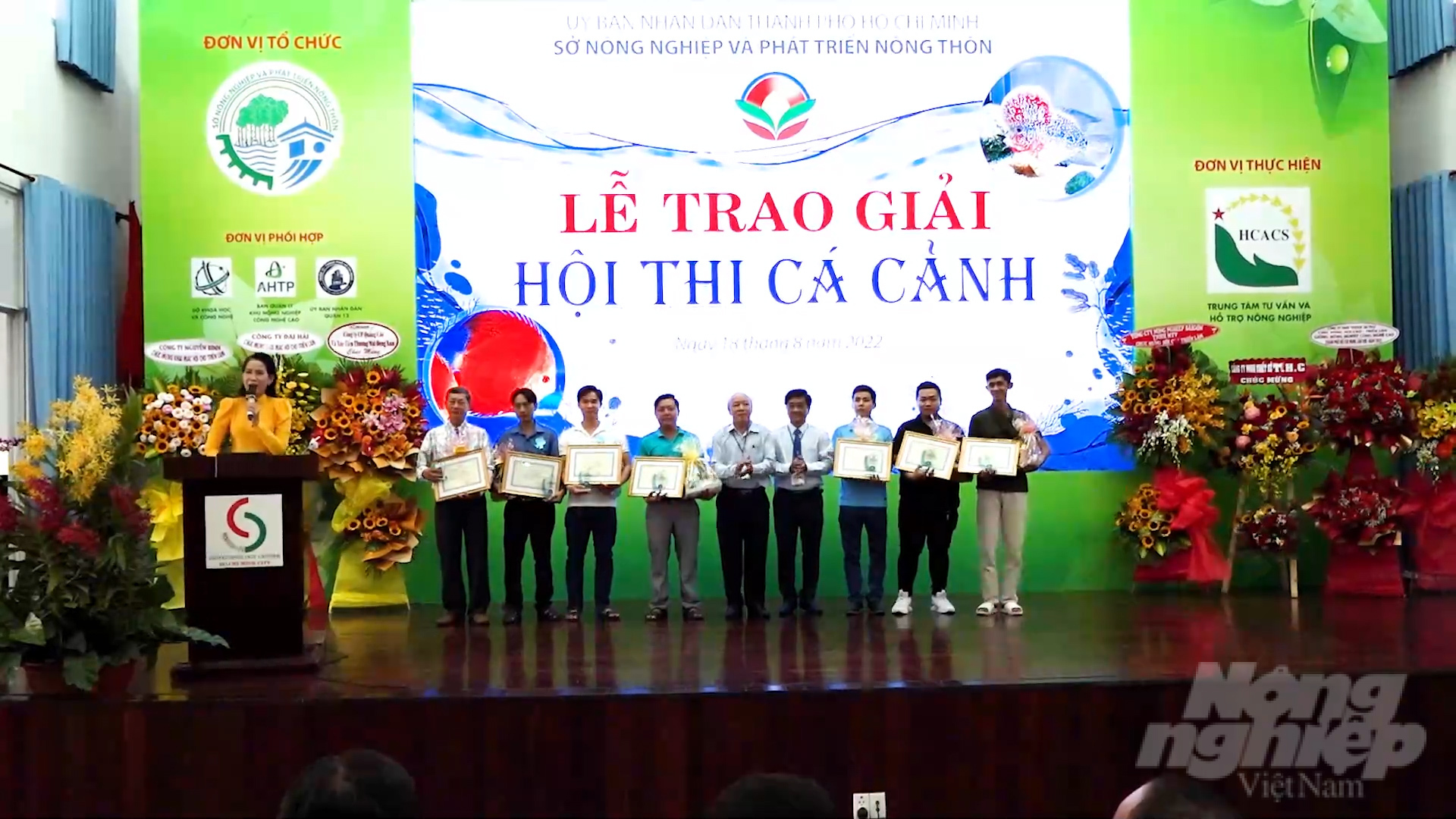  Lãnh đạo TP.HCM trao kỷ niệm chương và tiến hành trao giải cho các cá nhân tại hội thi cá cảnh. Ảnh: Minh Sáng.