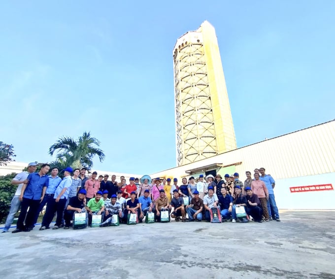 Cán bộ, công nhân viên Công ty TNHH SX&TM Hoàng Long Vina chụp hình bên nhà máy được trang bị công nghệ tháp cao hiện đại tại Khu công nghiệp Hòa Hiệp, huyện Đông Hòa, tỉnh Phú Yên.